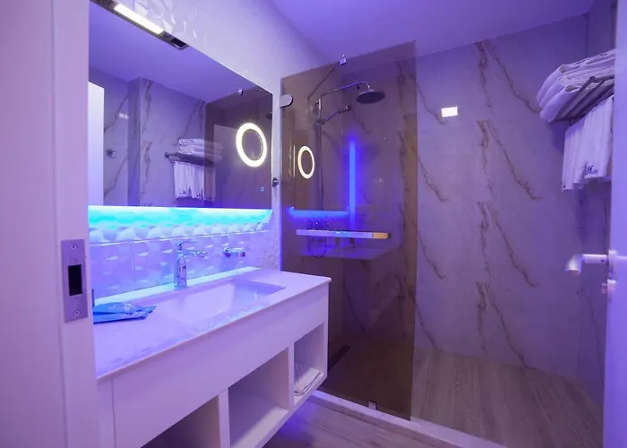 Grand Blue Fafa & Resort Kryemëdhej